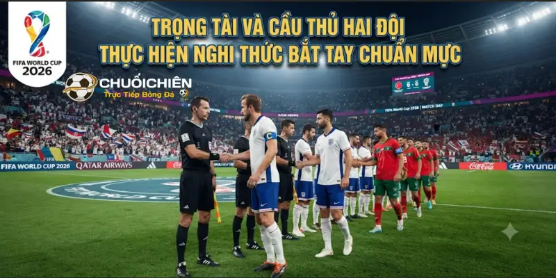 Trọng tài và cầu thủ hai đội thực hiện nghi thức bắt tay chuẩn mực